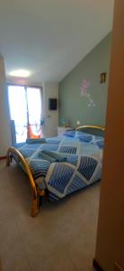 A bed or beds in a room at Appartamento Tre Angeli a pochi passi dal mare