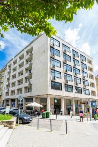 Un gran edificio con coches aparcados delante. en Designer Vintage Home near Castle District, en Budapest 86 fotos más
