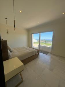 Cama o camas de una habitación en Villa Beni Mejmel avec vue exceptionnelle