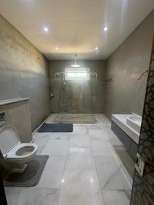 Un baño de Villa Beni Mejmel avec vue exceptionnelle