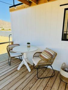 Balcone o terrazza di Casa Agave: Comfy Joshua Tree Cottage With Free Breakfast Bar