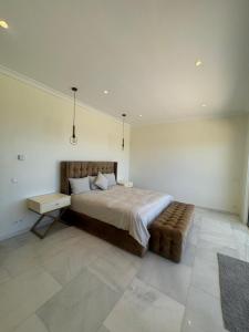 Cama o camas de una habitación en Villa Beni Mejmel avec vue exceptionnelle