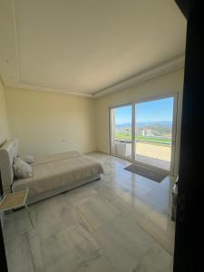 Cama o camas de una habitación en Villa Beni Mejmel avec vue exceptionnelle