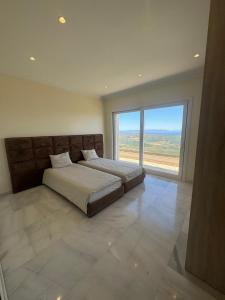 Cama o camas de una habitación en Villa Beni Mejmel avec vue exceptionnelle