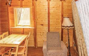 comedor con mesa, silla y lámpara en Holiday Home Lukecin Ulsloneczna Ii, en Łukęcin