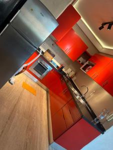 una vista aérea de una cocina con armarios naranjas en Comme à la maison, en plein coeur de Marrakech, en Marrakech 5 fotos más