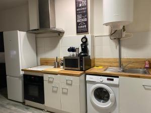 Kuchyňa alebo kuchynka v ubytovaní STUDIO ÉQUIPÉ A 50 MÈTRE DE LA GARE ET 10 MN DES PLAGE