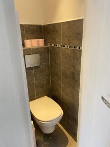 Kúpeľňa v ubytovaní STUDIO ÉQUIPÉ A 50 MÈTRE DE LA GARE ET 10 MN DES PLAGE + 15 fotografií