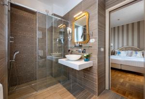a bathroom with a sink and a shower at Hotel Metropole in Santa Margherita Ligure