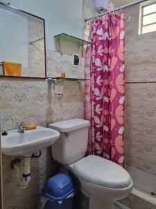 Ένα μπάνιο στο Apartamento amplio y acogedor