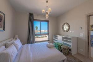Postel nebo postele na pokoji v ubytování Sunny 1BR Retreat Newest Project Shedwan El Gouna Lagoon & Pool