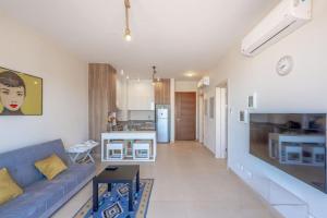 Kuchyň nebo kuchyňský kout v ubytování Sunny 1BR Retreat Newest Project Shedwan El Gouna Lagoon & Pool