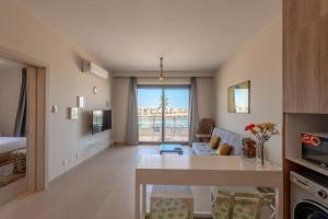 Kuchyň nebo kuchyňský kout v ubytování Sunny 1BR Retreat Newest Project Shedwan El Gouna Lagoon & Pool