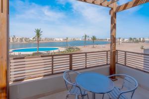 Balkón nebo terasa v ubytování Sunny 1BR Retreat Newest Project Shedwan El Gouna Lagoon & Pool