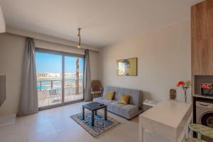 Posezení v ubytování Sunny 1BR Retreat Newest Project Shedwan El Gouna Lagoon & Pool