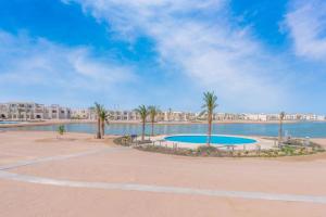 Bazén v ubytování Sunny 1BR Retreat Newest Project Shedwan El Gouna Lagoon & Pool nebo v jeho okolí