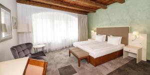 Posteľ alebo postele v izbe v ubytovaní The Golden Wheel Hotel