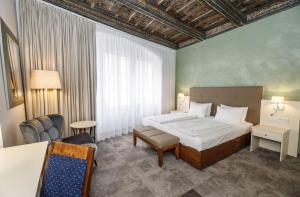Posteľ alebo postele v izbe v ubytovaní The Golden Wheel Hotel
