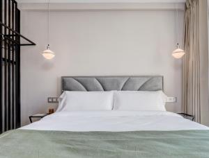 Postel nebo postele na pokoji v ubytování Palm Suites