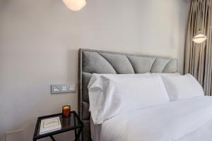 Postel nebo postele na pokoji v ubytování Palm Suites