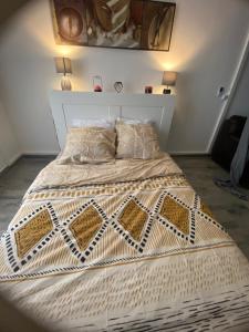 Posteľ alebo postele v izbe v ubytovaní STUDIO ÉQUIPÉ A 50 MÈTRE DE LA GARE ET 10 MN DES PLAGE