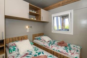 Ένα ή περισσότερα κρεβάτια σε δωμάτιο στο Cozy and Chic Little House with Pool Ivinj - 3 +41 φωτογραφίες