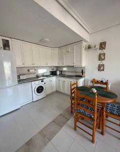 Kuchyňa alebo kuchynka v ubytovaní Apartment in La Mata Parquemar