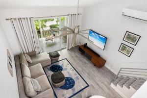 - un salon avec un canapé et une télévision dans l'établissement Beach Living at Island Pine Villas 'BLJW', à George Town