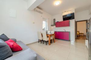 ein Wohnzimmer mit Sofa und Tisch in der Unterkunft Apartmani DALI in Novalja