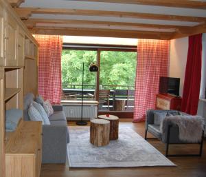 ein Wohnzimmer mit Sofa und Tisch in der Unterkunft Ferienwohnung mit Balkon I Bergblick I Parkplatz Apartment ONE in Bad Hindelang