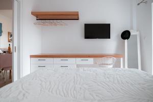 Кровать или кровати в номере Odyssey Apartment