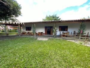 a house with a grass yard in front of it at Recanto do Matuto in Amargosa +50 photos