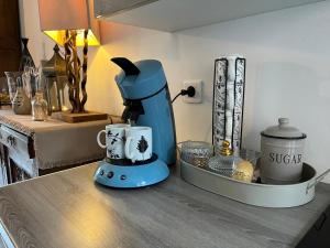 a blue blender sitting on top of a counter at Maison 6 chambres in Beauvais