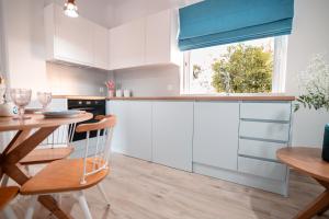 Кухня или мини-кухня в Odyssey Apartment
