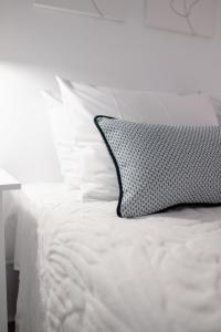 Кровать или кровати в номере Odyssey Apartment