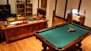 Biliár nebo kulečník v ubytování Chalet des Sources SPA Gazebo panoramique