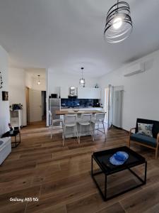 Η κουζίνα ή μικρή κουζίνα στο La casetta al mare di Bubi