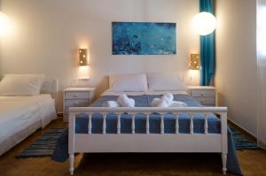 ein Schlafzimmer mit einem Bett mit zwei Teddybären darauf in der Unterkunft Marini Traditional Cottages in Khlóï