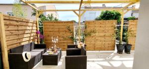 Domino 1 Superbement rénové - 2 chambres - Terrasse à 300m plage commerces في لو غراو دو روا: فناء به كنبتين وسياج خشبي +24 صورة