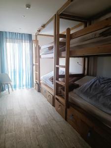 una camera con 2 letti a castello e finestra di Cachinnans Hostel & Apartments a Vila do Conde