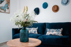 Гостиная зона в Odyssey Apartment