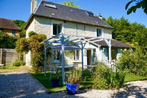 Zahrada ubytování Maison charmante avec jacuzzi et cours d'eau