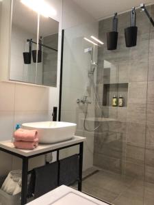 オミシュにあるMaestral apartmanの洗面台とシャワー付きのバスルーム +30枚の写真
