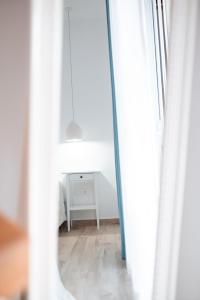 Кровать или кровати в номере Odyssey Apartment