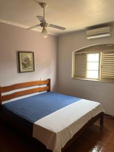 En eller flere senge i et værelse på Casa espaçosa em americana