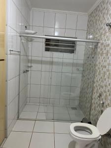 Et badeværelse på Casa espaçosa em americana