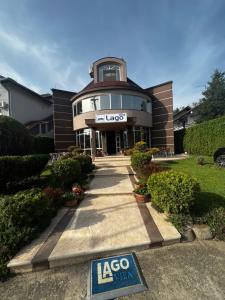 een groot gebouw met een bord ervoor bij Vila Lago in Veliko Gradište