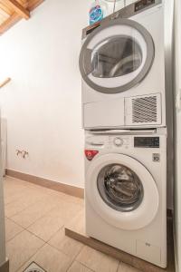 a washer and dryer sitting in a room at La Casa di Girolamo e Irene in Lampedusa