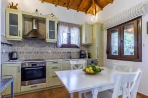 Kuchyň nebo kuchyňský kout v ubytování Pefkos Cottage