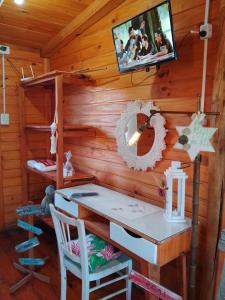 a room with a desk in a log cabin at FINCA los nogales in General Belgrano